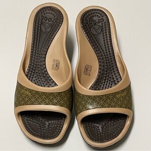 Women’s CROCS Sassari Open-Toed Wedge Slip On Sandals Green Brown Tan Heel Size9
